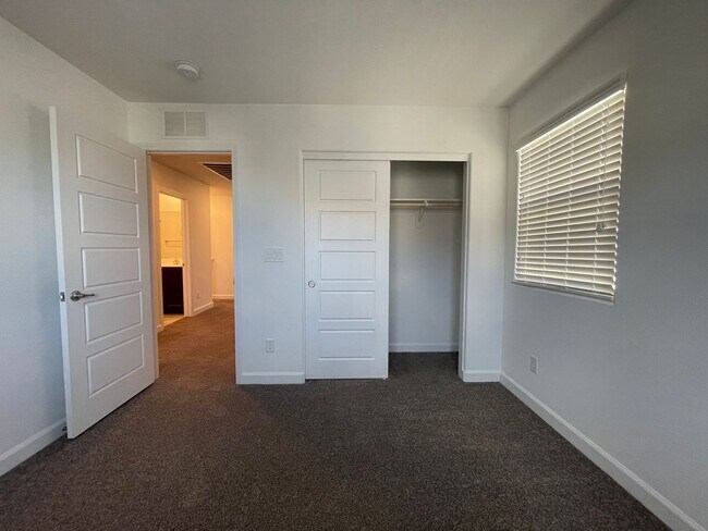 Building Photo - HENDERSON CADENCE COMMUNITY - 3 bed 2.5 ba...