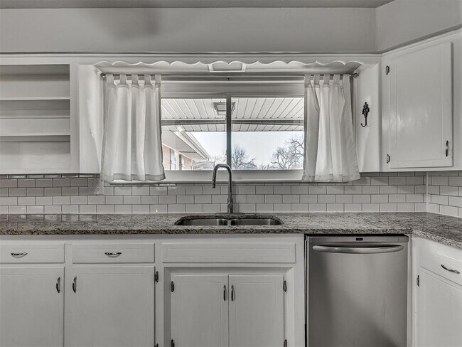 Building Photo - 2641 Kent Dr