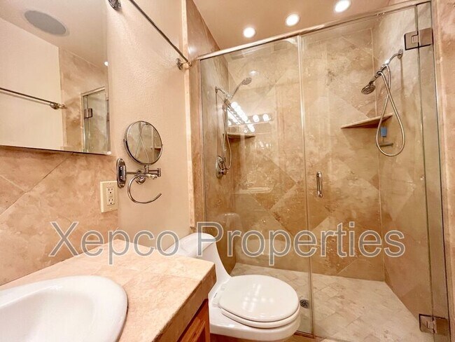 Building Photo - 420 N Villa Ct