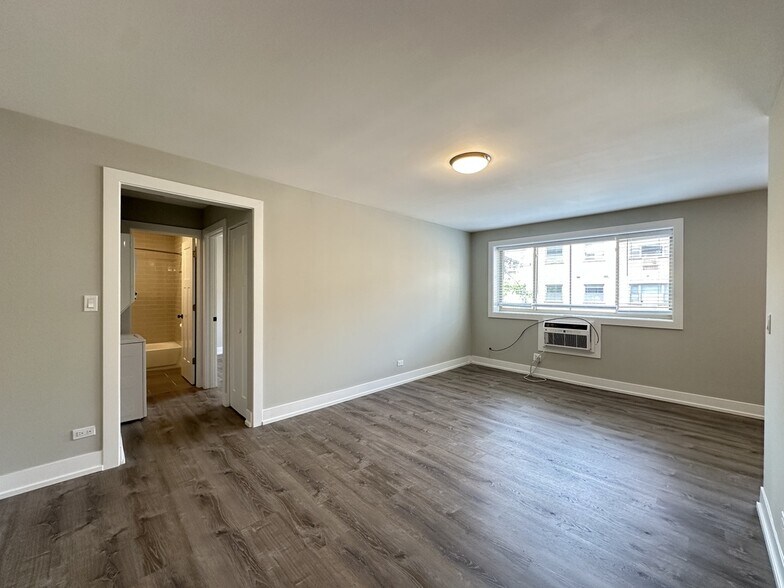 Building Photo - 533 W Surf St