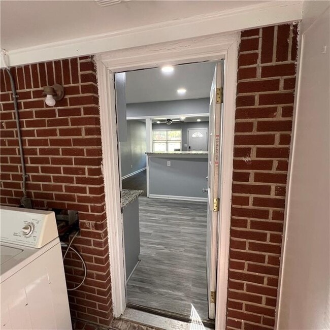 Building Photo - 1083 Center St SW