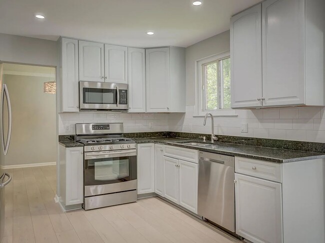 Building Photo - 6812 Landor Ln