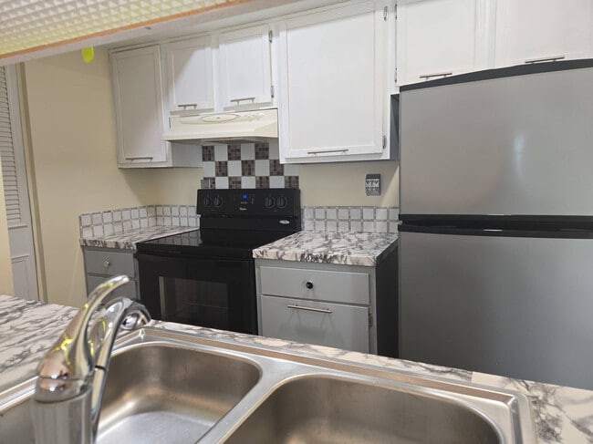 Building Photo - 8284 Sobax Dr