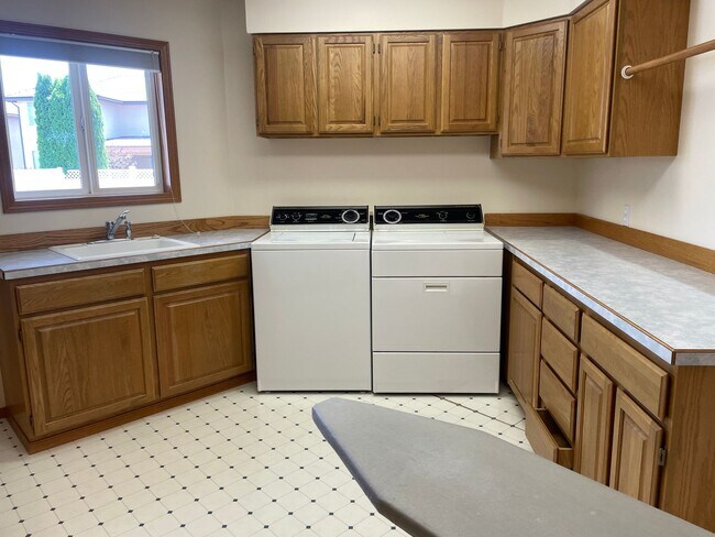 Building Photo - Cozy Home Feel, One Floor Living, Great Ba...