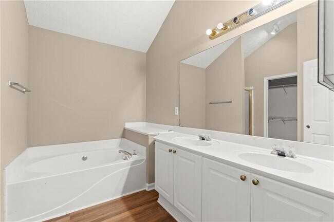 Building Photo - 16 Valleyside Dr