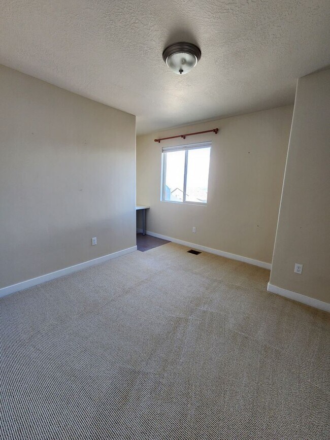 Building Photo - Luxury! 4 bdrm 3.5 bath HOUSE w/ Views! 2 car garage!