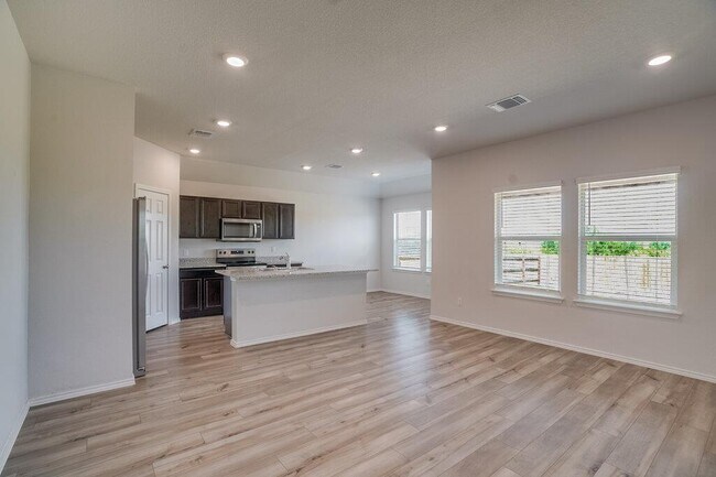 Building Photo - 521 Anconia Ct