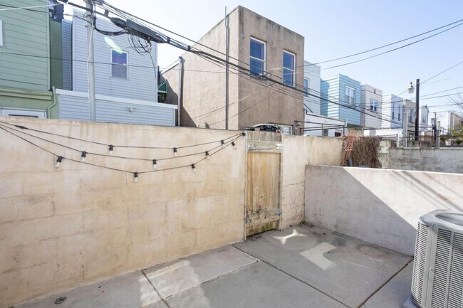 Building Photo - 1028 Daly St