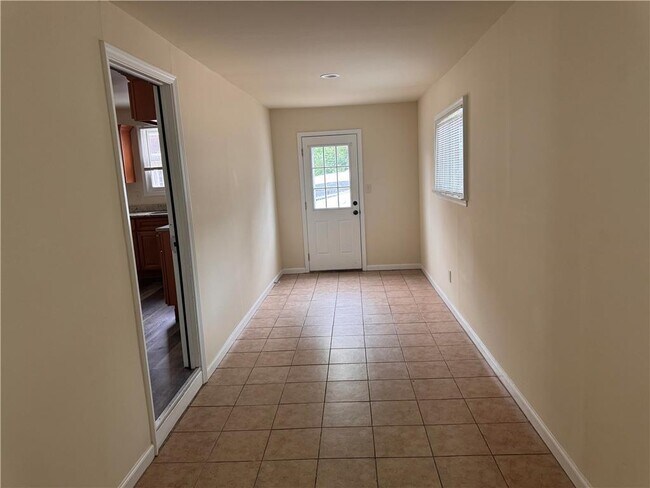 Building Photo - 600 Sioux St