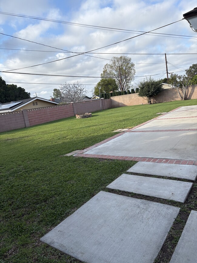 Building Photo - 928 E Vista del Playa Ave