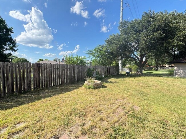 Building Photo - 705 Garden Villa Cir