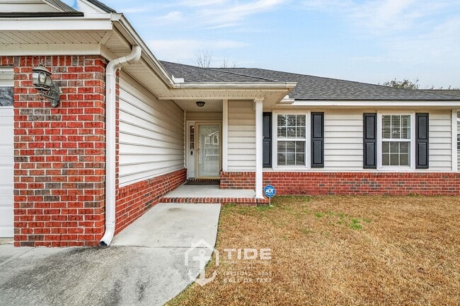 Building Photo - Modern Comfort in North Charleston