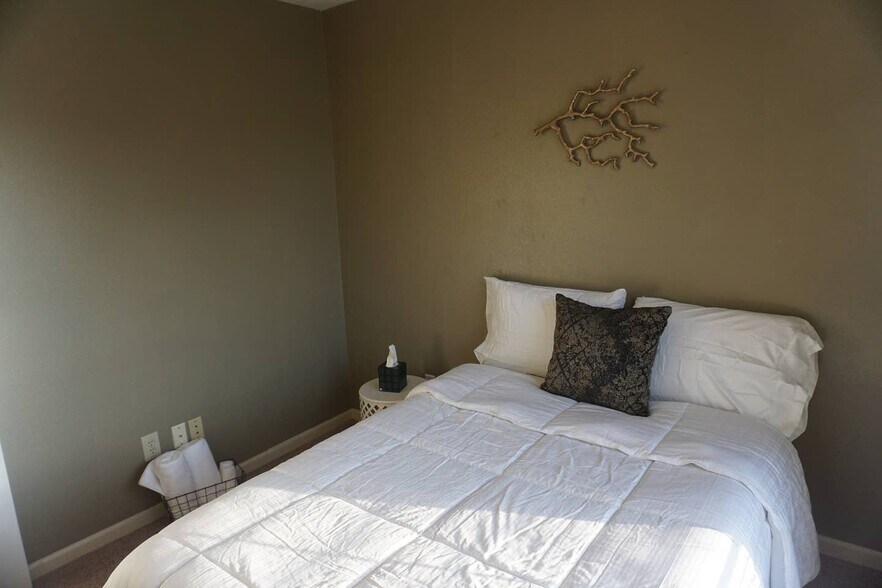 Fully furnished bedrooms - 124 River Oaks