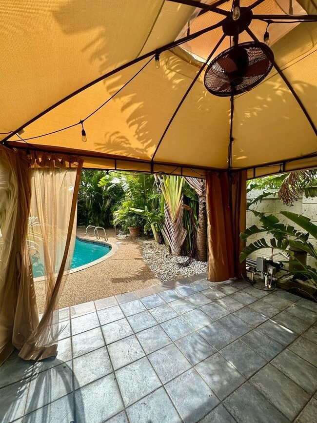 Building Photo - Easy Coastal Living Just Minutes from Downtown!