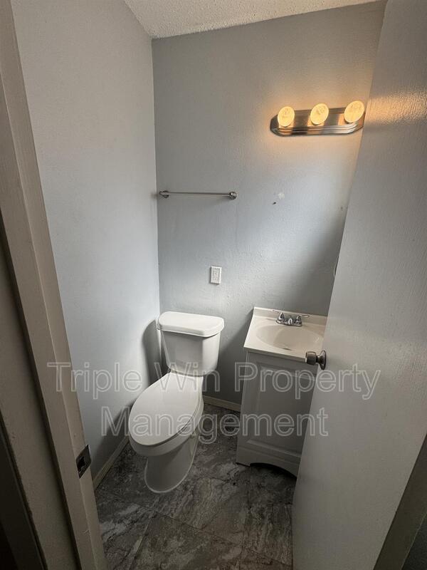 Building Photo - 513 Coachway Ln