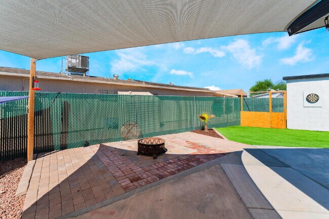 Building Photo - 2 Bedroom 1 bath Single Story Home on Large Lot with Solar and Water Purification