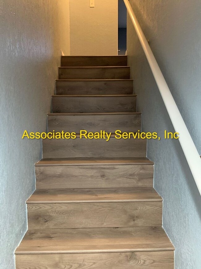 Building Photo - 2 Bed/2.5 bath End Unit Town home!  LOOK !!!