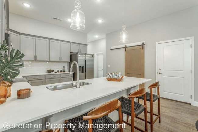 Building Photo - 4 br, 3.5 bath House - 591 Strong Avenue