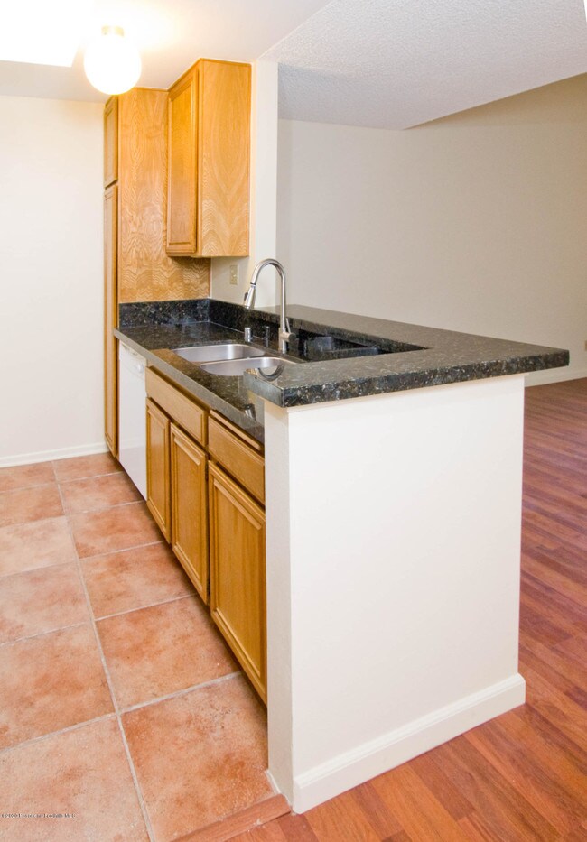 Building Photo - 898 Temple Terrace