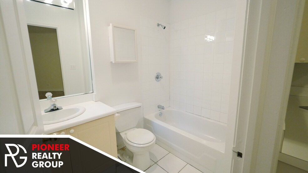 Building Photo - 912 W Dakin St