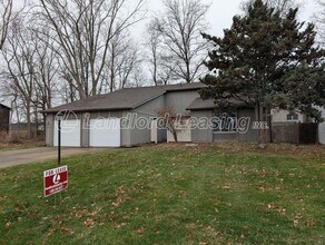Building Photo - Spacious Townhome with Vaulted Ceilings, Fireplace & Garage