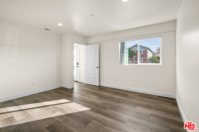 Building Photo - 2527 Hauser Blvd