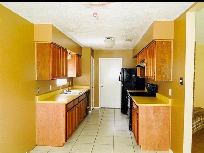 Building Photo - 7015 Sharpsburg Dr