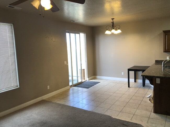 Building Photo - "Spacious 3-Bed Townhouse with 2.5 Baths i...