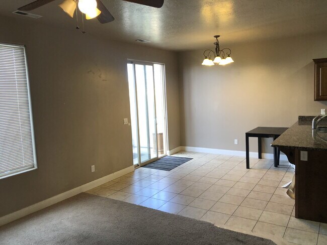 Building Photo - "Spacious 3-Bedroom Townhouse Retreat with 2.5 Baths in the Heart of Washington, UT!"