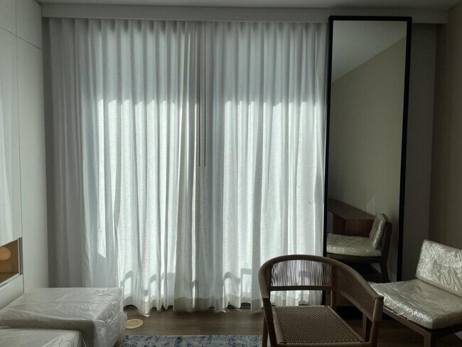 Building Photo - 987 Queen St