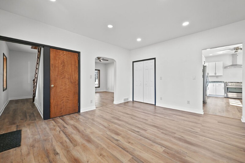 Building Photo - 233055 Schoolhouse Ln