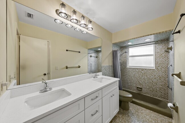 Building Photo - 129 Alhambra Pl