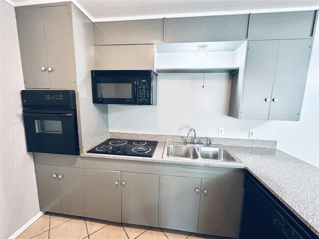 Building Photo - 601 W 11th St