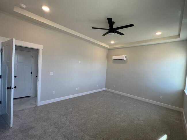 Building Photo - 4910 Wagon Wheel Dr E