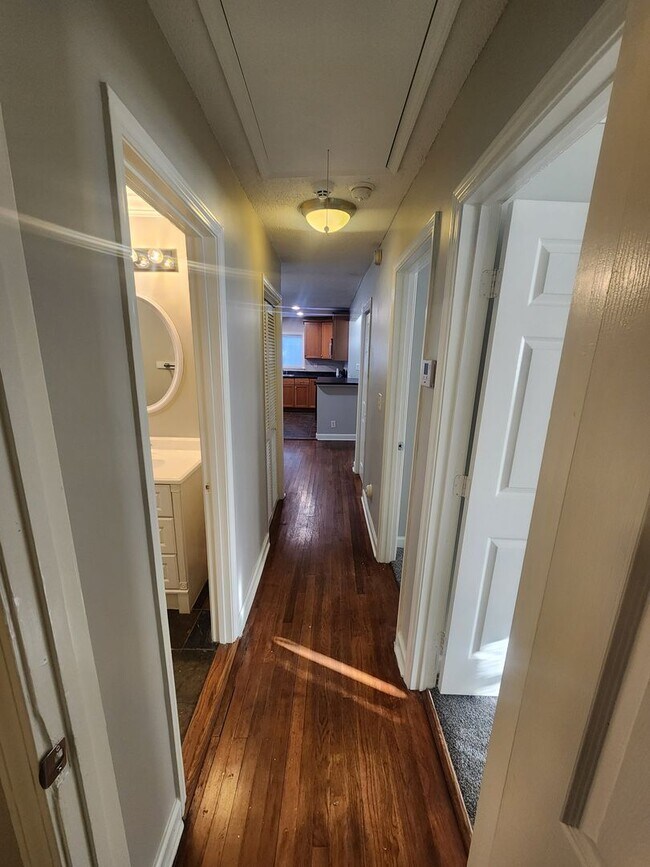 Building Photo - Updated 3 bedroom 1.5 home great for enter...
