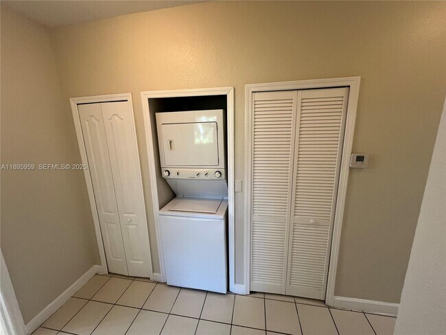 Building Photo - 2903 SE 17th Ave