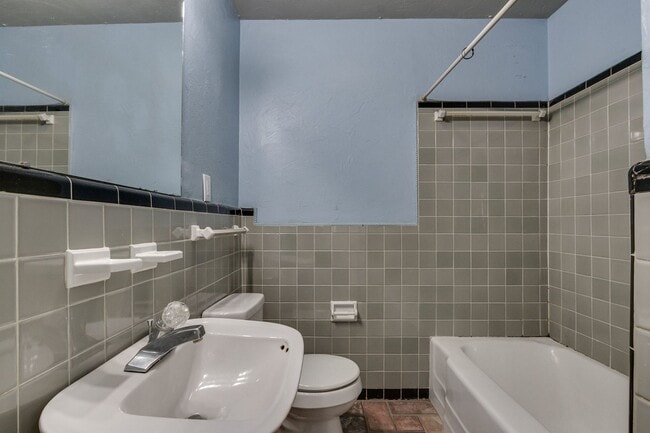 Building Photo - Spacious mid-century ranch home in Clegern
