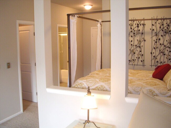 Building Photo - 0bd/1ba Sammamish Condo