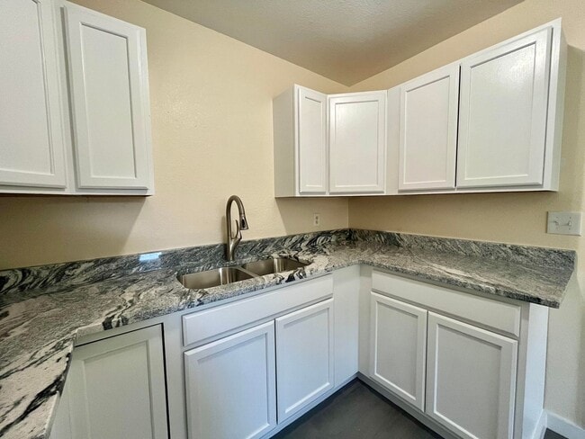 Building Photo - Charming 3 Bed 1 Bath Plant City!!