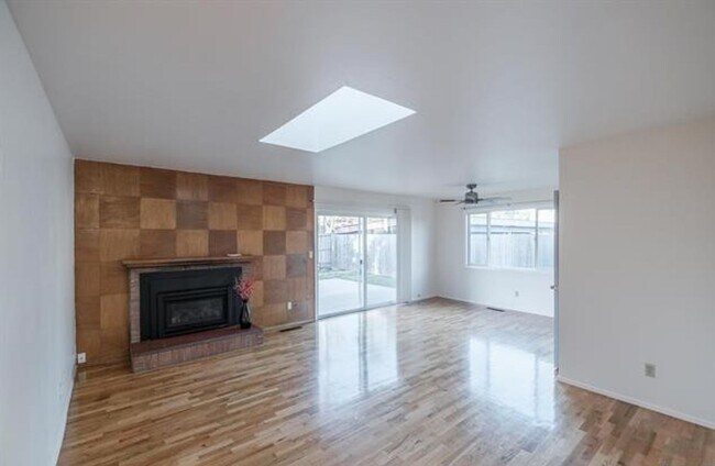 Building Photo - Charming One-Level Home with Private Yard ...