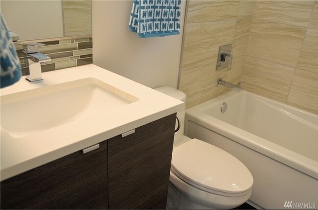 Building Photo - Modern and Stylish Home in Alki Beach Neig...
