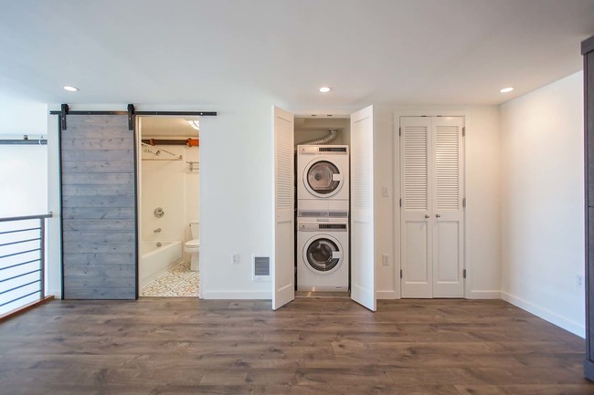 Building Photo - Renovated Dogpatch Loft