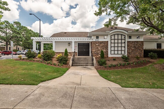 Building Photo - Fantastic end unit townhome: Available July 10th