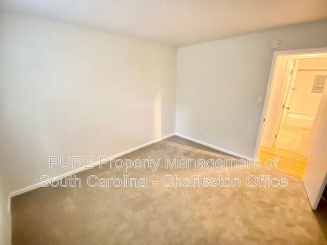 Building Photo - 7648 Hillview Ln