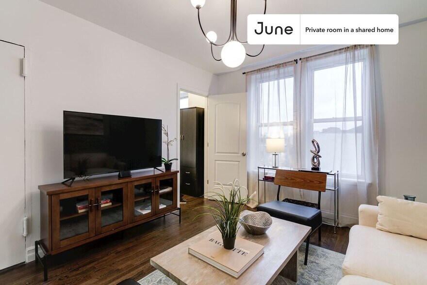 Building Photo - Room in Shared 4 bed/1 bath home