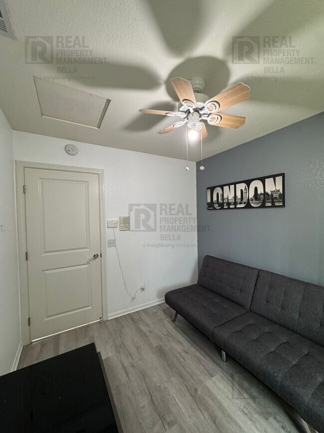 Building Photo - $750 MOVE-IN SPECIAL DISCOUNT AVAILABLE! Luxury Living Awaits: Stunning 4-Bedroom Cul-de-Sac Retr...