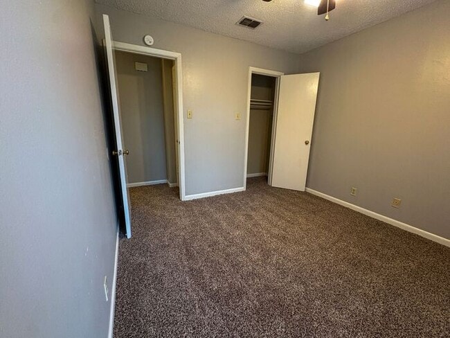 Building Photo - 3 Bedroom 2 Bath *Upstairs* Apartment in S...