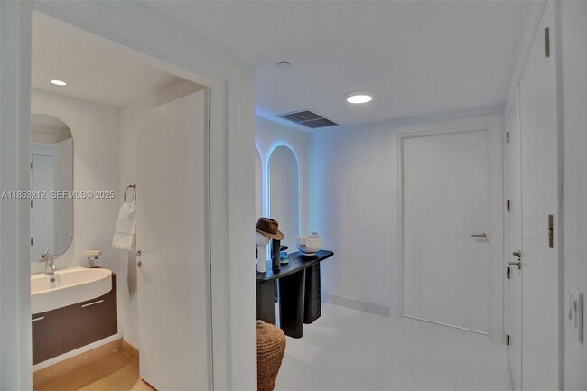 Building Photo - 2627 S Bayshore Dr