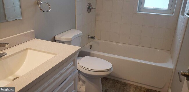 Building Photo - 1103 Morse St NE