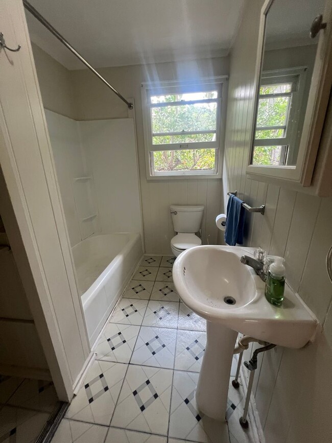 Building Photo - 1 Bedroom Cottage in Kaimuki, Full Kitchen...